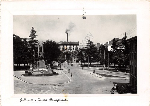 Cartolina Gallarate Piazza Risorgimento animata 1951 macchie