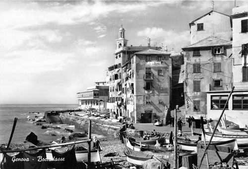 Cartolina Genova Boccadasse barca spiaggia animata