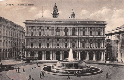 Cartolina Genova Piazza De Ferrari animata Ed. Cazzoli Tabacchi