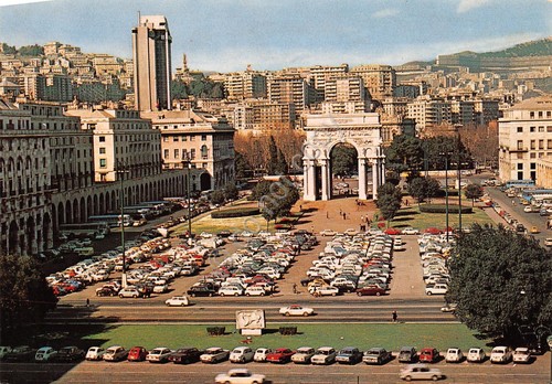 Cartolina Genova Piazza della Vittoria auto d'epoca