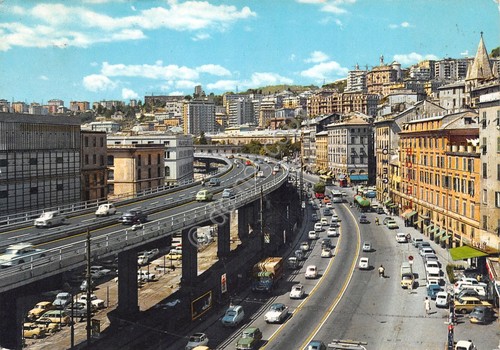 Cartolina Genova strada sopraelevata e Via Gramsci auto negozi