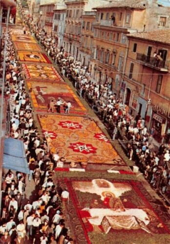 Cartolina Genzano di Roma Infiorata 1972