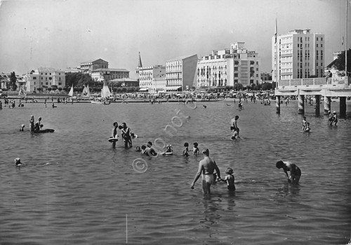 Cartolina Grado la spiaggia animata 1960