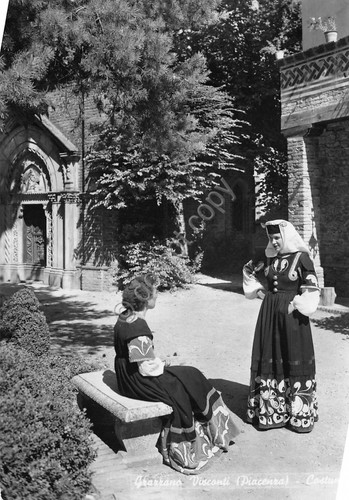 Cartolina Grazzano Visconti donne in costume tradizionale