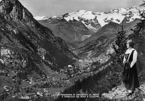 Cartolina Gressoney Trinite Panorama e donna in costume tradizionale