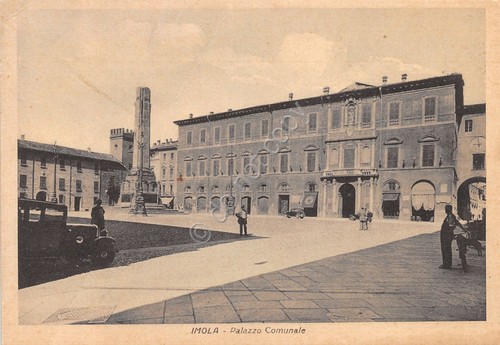 Cartolina Imola Palazzo Comunale animata auto d'epoca grinza