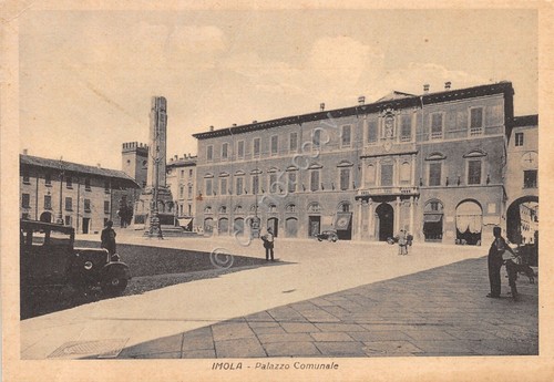 Cartolina Imola Palazzo Comunale animata auto d'epoca grinza