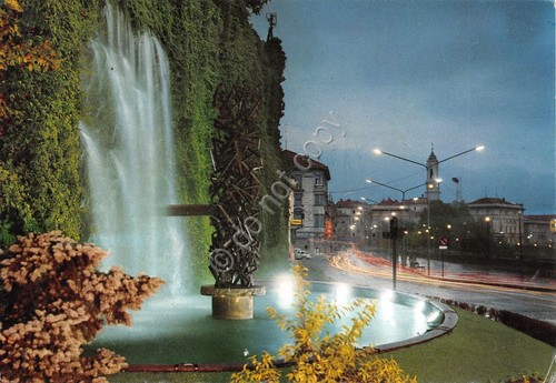 Cartolina Ivrea Monumento a Olivetti notturno