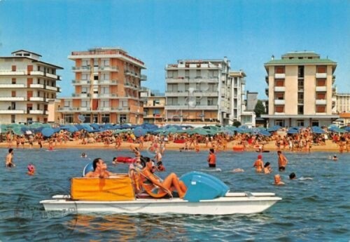 Cartolina Jesolo Lido dal mare direzione Piazza Trieste 1984 animata