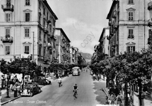 Cartolina La Spezia Corso Cavour animata auto 1956