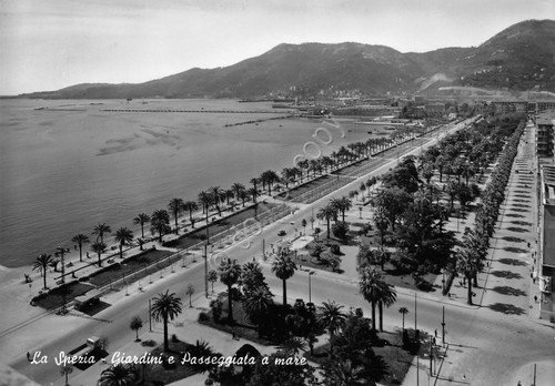 Cartolina La Spezia giardini e passeggiata 1956