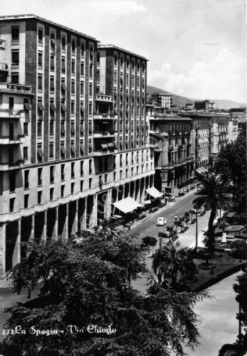 Cartolina La Spezia Via Chiodo dall'alto palazzi 1956