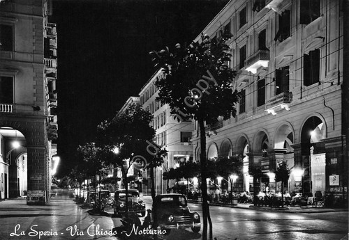 Cartolina La Spezia Via Chiodo notturno auto d'epoca timbro targhetta …