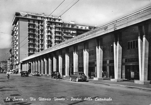 Cartolina La Spezia Via V. Veneto Portici della Cattedrale Auto …