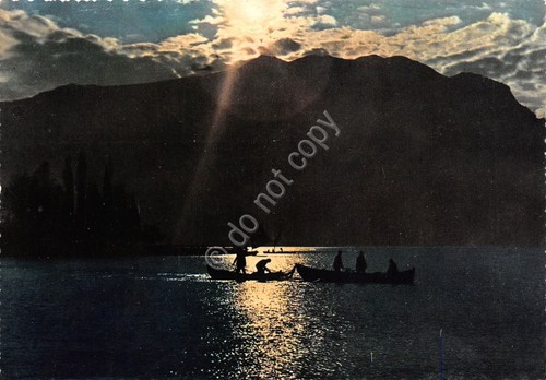 Cartolina Lago di Garda al tramonto con barche