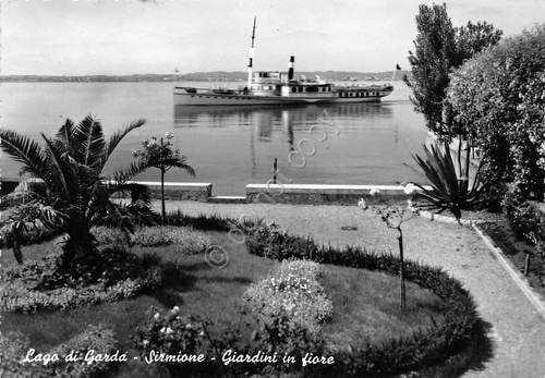 Cartolina Lago di Garda Sirmione giardini e barca anni '60