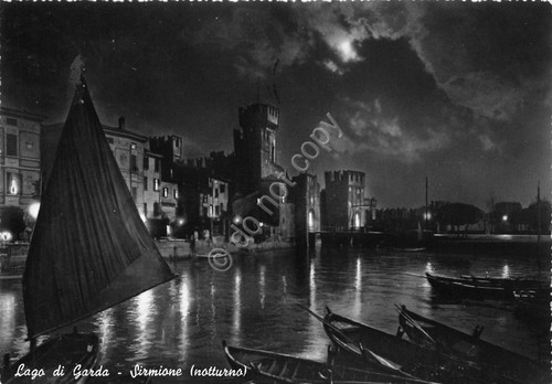 Cartolina Lago di Garda Sirmione vista notturna con barche 1956