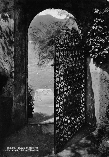 Cartolina Lago Maggiore Isola Madre porta in ferro 1952