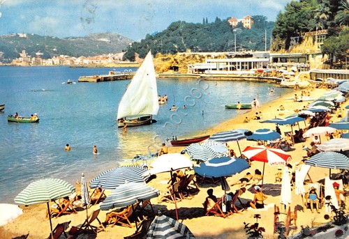 Cartolina Lerici La Spezia spiaggia barche ombrelloni animata 1956