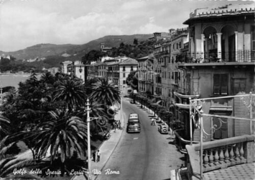Cartolina Lerici Via Roma auto bus palazzi 1955