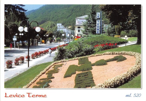 Cartolina Levico Terme piazza delle terme animata