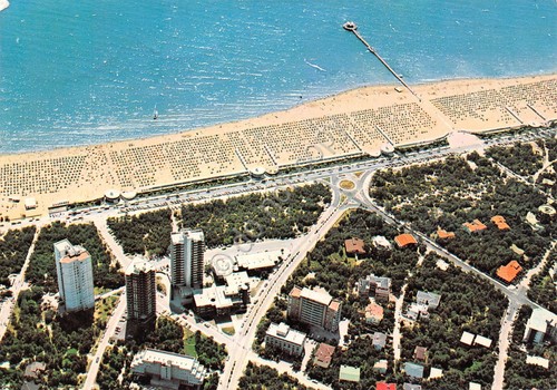 Cartolina Lignano Pineta veduta aerea spiaggia e alberghi 1981
