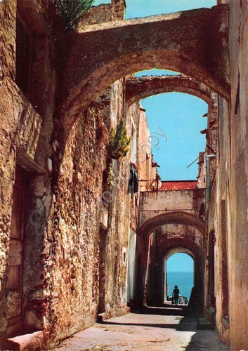 Cartolina Liguria scorcio fra i carruggi