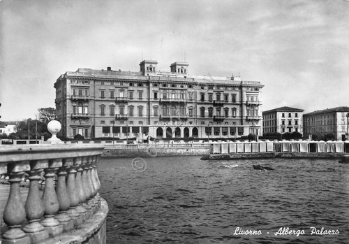 Cartolina Livorno Albergo Palazzo dal mare 1958