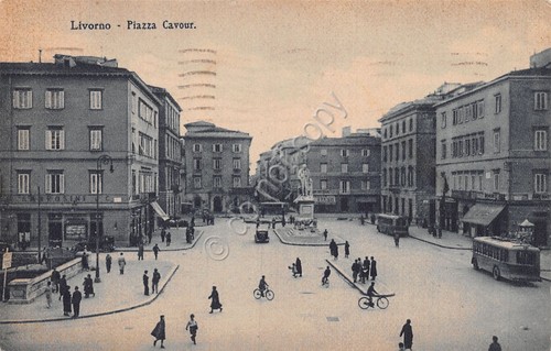 Cartolina Livorno Piazza Cavour animata bus biciclette Ambrosini 1939