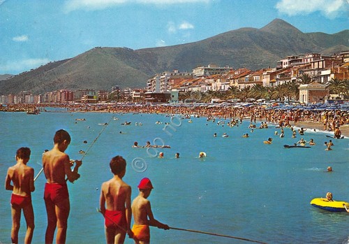 Cartolina Loano La spiaggia animata bambini che pescano 1969 (Savona)