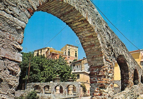 Cartolina Loano Ponte Romano e Castello Medievale case intorno 1986