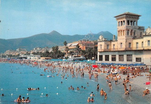 Cartolina Loano spiaggia animata alberghi 1992