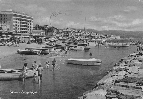 Cartolina Loano Spiaggia animata barche anni '50