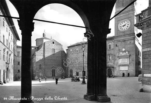 Cartolina Macerata piazza della Libertà Farmacia auto animata 1964