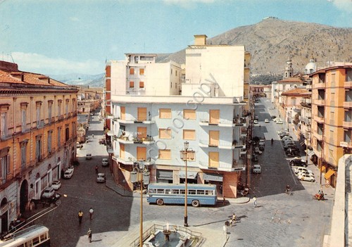 Cartolina Maddaloni Piazza Fontana case auto bus animata anni '90