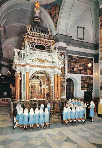 Cartolina Madonna dell'Arco Santuario interno orfane in preghiera anni '90