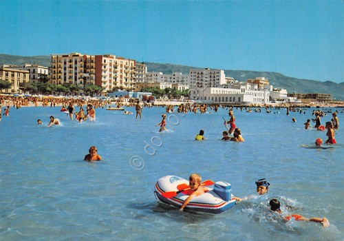 Cartolina Manfredonia la spiaggia animata edifici dal mare anni '70