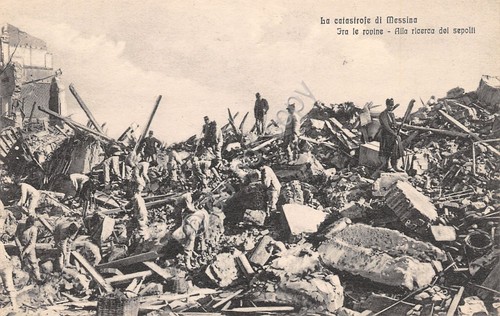 Cartolina Messina La catastrofe Fra le rovine cercando sepolti Micali …