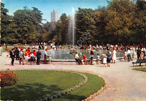 Cartolina Milano fontana ai giardini pubblici animata 1965