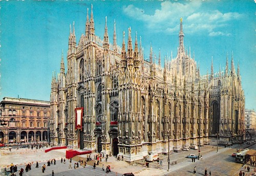 Cartolina Milano il Duomo con paramenti rossi 1970 grinza