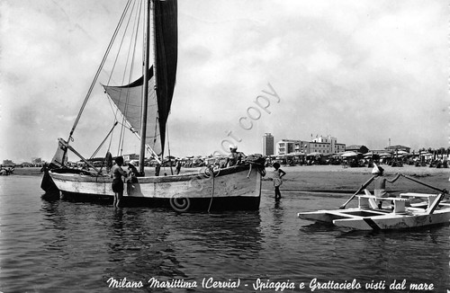 Cartolina Milano Marittima spiaggia grattacielo barca pattino animata