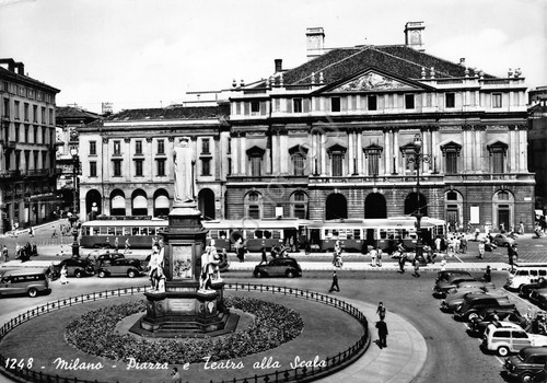 Cartolina Milano Piazza e Teatro alla Scala auto tram 1958