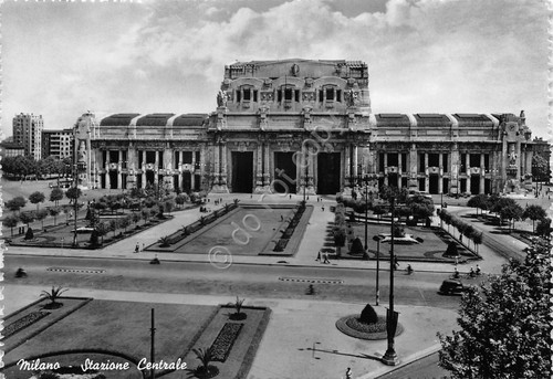 Cartolina Milano Stazione Centrale frontale e giardini