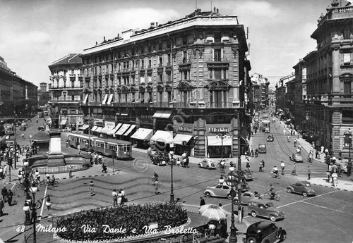 Cartolina Milano Via Dante Via Broletto auto animata 1956