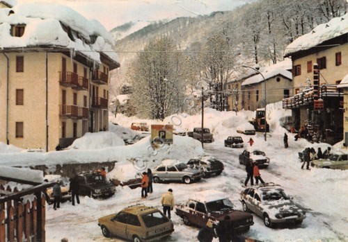 Cartolina Miroglio via del paese con neve e auto d'epoca …
