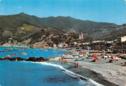 Cartolina Moneglia Spiaggia animata barche 1977