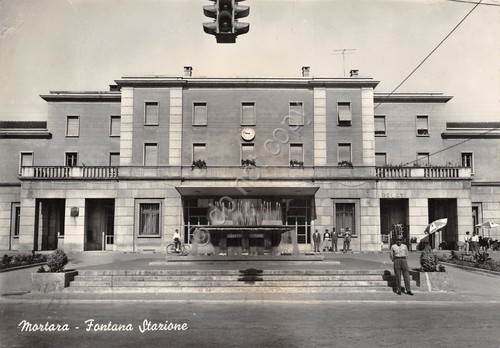 Cartolina Mortara Stazione ferrovia con fontana animata 1963