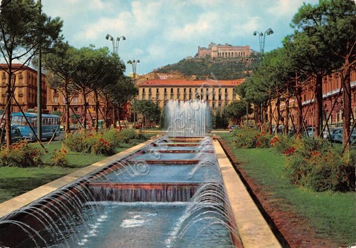 Cartolina Napoli Piazza Municipio e fontane 1972