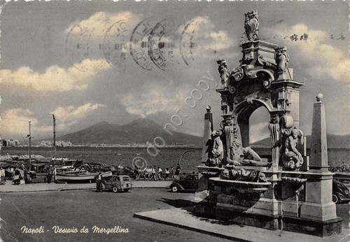 Cartolina Napoli Vesuvio da Mergellina porto barche auto 1955