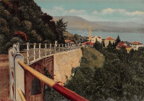 Cartolina Nebbiuno Vista paese e strada con lago colorata 1959